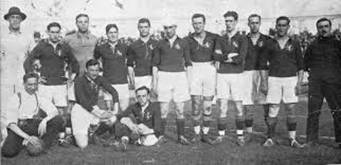 El equipo español con los míticos, Zamora, Pichichi, Samitier, Belauste, Sabino, Vallana, junto con el entrenador Francisco Brú